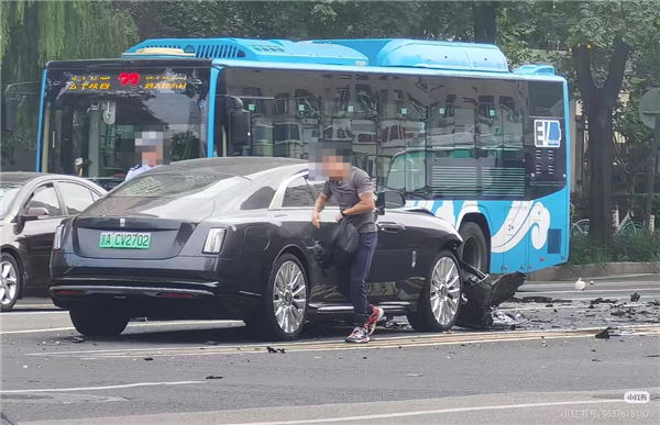 博主称“被陈震撞是种幸运”被禁言 微博官方：该用户存在营销炒作