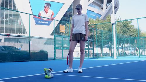 Loona宠物机器人“萌翻”2025中网球场