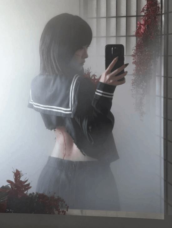 樱花妹COS《寂静岭f》女主太还原 气质美貌更胜一筹