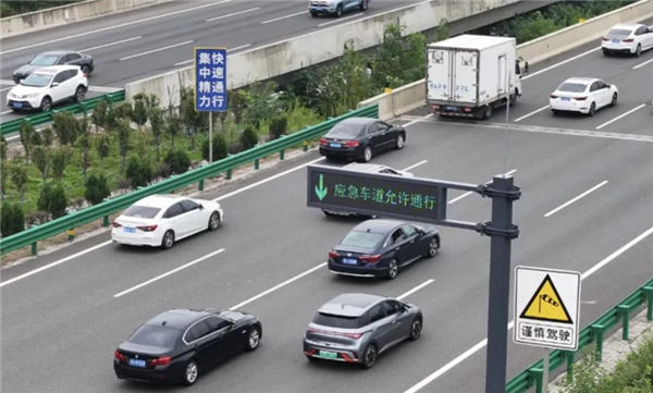 假期高速应急车道可不可以借道通行 网友们吵翻了