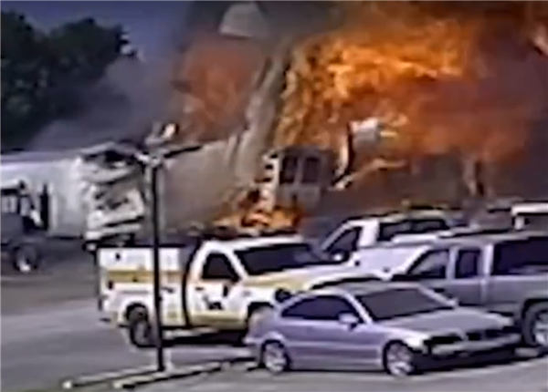 美国一小飞机坠毁致父子2人死亡 撞机现场视频公布