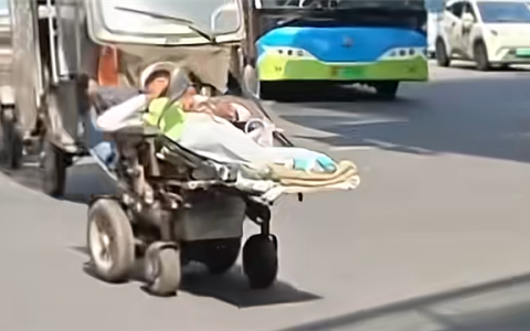 加装担架后视镜 老人将电动轮椅开上机动车道：构成交通违法