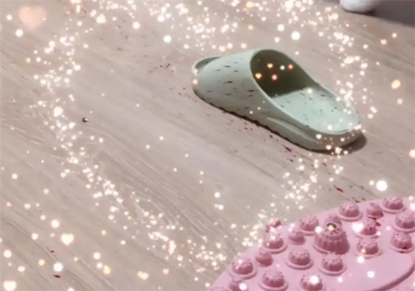 女子在家突然脚底喷血紧急送医 自称网上看踩指压板可以助眠