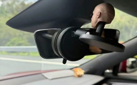 为躲避特斯拉FSD车内合规检测 车主在摄像头处放了一个模型人头