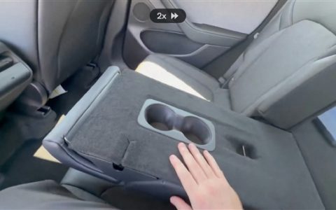 二排杯架活久见！廉价版特斯拉Model Y实拍 网友：果然是丐中丐