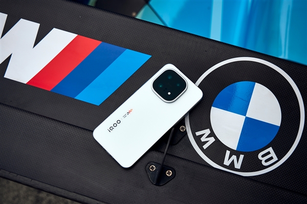 iQOO 15独家标配AR增透消反保护膜 产品经理：成本高 别撕掉它