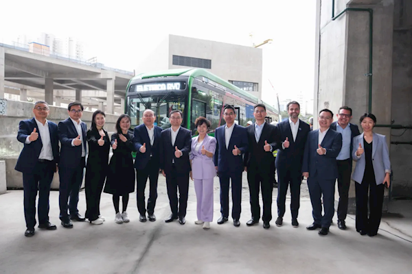 比亚迪巴西交付首台22米电动大巴：642度刀片电池 续航350公里