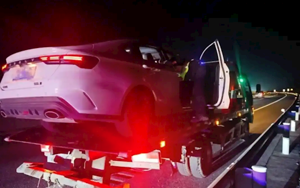 一轿车高速上定速巡航失灵 车辆狂飙2小时！油箱跑空才停下