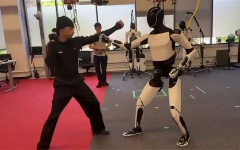马斯克晒特斯拉人形机器人练功夫：由AI驱动 不是遥控