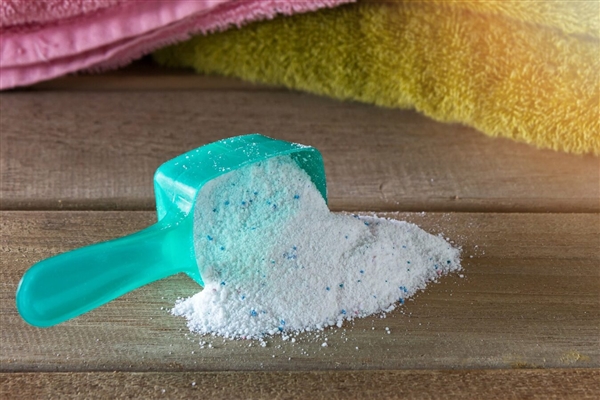 女子照出全家发光源头竟是洗衣粉：全家人衣物存在荧光现象