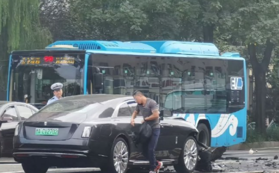 交警通报陈震劳斯莱斯事故:车辆或报废 维修费堪比车价的节奏插图 交警通报陈震劳斯莱斯事故:车辆或报废 维修费堪比车价的节奏