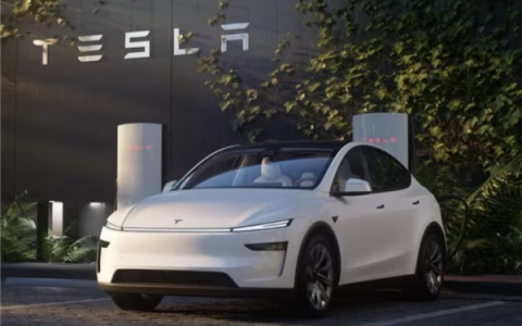 超280万特斯拉遭调查：FSD辅助驾驶功能会闯红灯、逆行