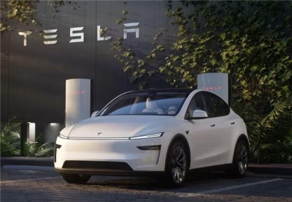 超280万特斯拉遭调查：FSD辅助驾驶功能会闯红灯、逆行