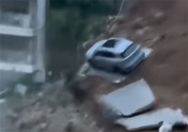 陕西一小区突发塌方 多车被埋！一SUV踩着水泥块平滑落地