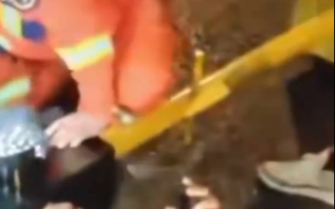 一男子边骑车边玩手机撞上灯柱 导致脑袋卡进红绿灯