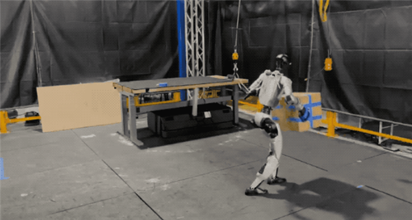 亚马逊“盲眼”机器人30秒跑酷首秀惊艳！华人学者领衔