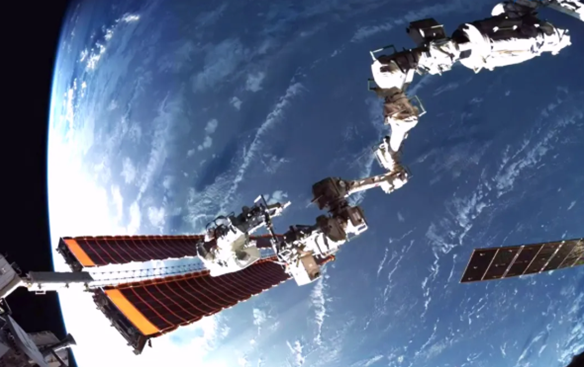 神二十乘组晒中秋大餐：虾球马蹄、红烧肉、黑椒牛柳等