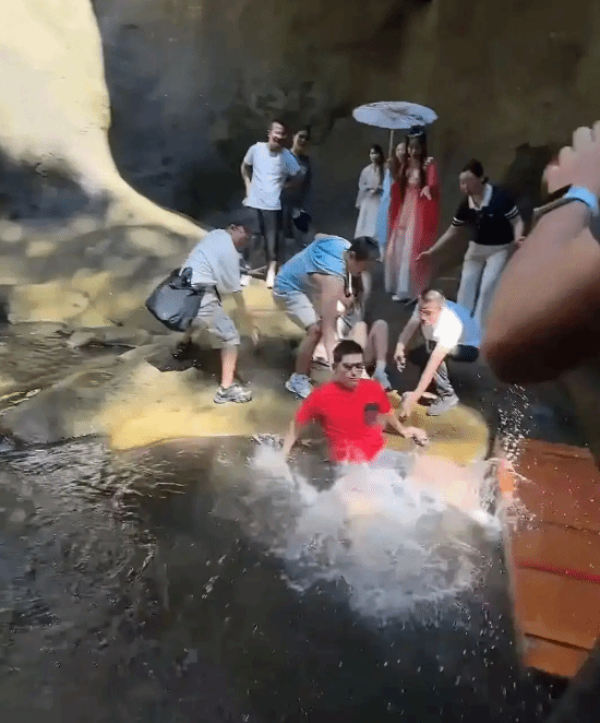 张继科回应在景区落水 不知被谁一脚踹水里了：网友直言太过分了