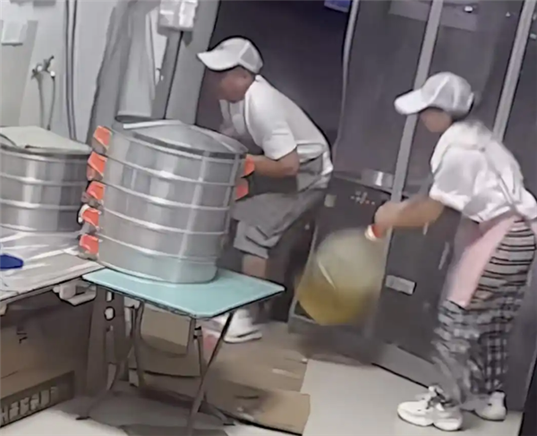 浙江一早餐店老板触电 妻子抄起油桶砸丈夫获网友好评