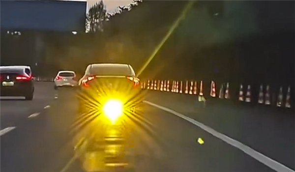简直是犯罪！轿车装射灯高速上狂闪后车惹怒全网：责令整改、罚款550元扣1分
