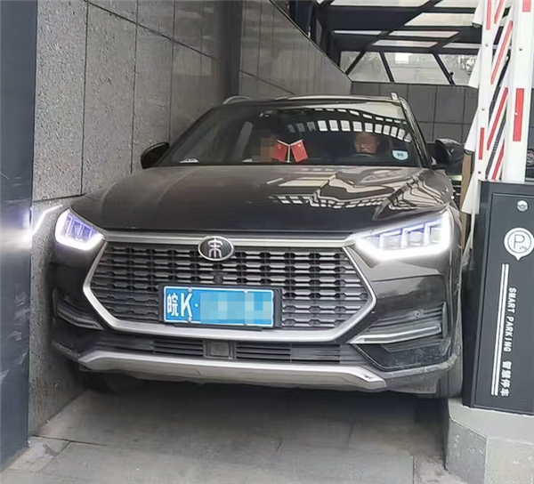 女子开SUV走非机动车道出地库 ：死活不倒车致车辆被卡