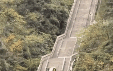 奇瑞复刻路虎攀爬天门山天梯 结果溜车撞断护栏！景区回应：游客暂时上不了天梯
