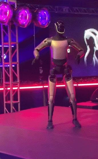 马斯克涨完工资一高兴 把FSD对华开放时间自曝了