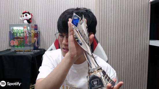 T1 Gumayusi展示FMVP奖杯：我偶像Uzi亲手颁的！