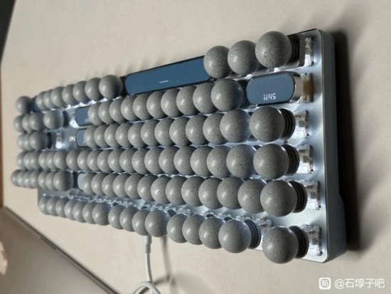 太会玩了！网友推出奇葩配件：石墩子键帽