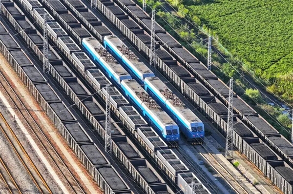 106节车厢的超长火车震撼再现！一次载重1.2万吨