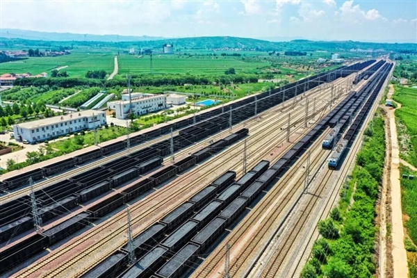 106节车厢的超长火车震撼再现！一次载重1.2万吨