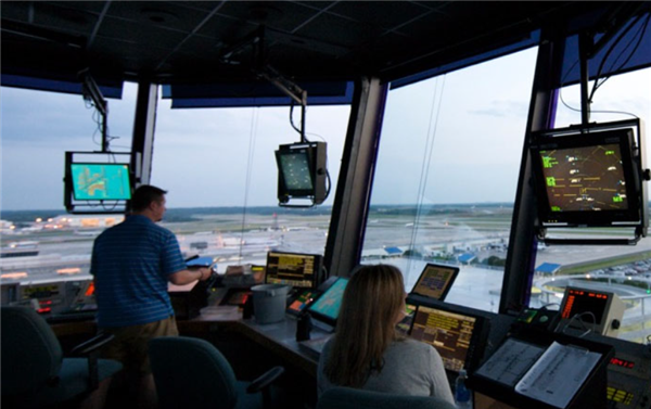 特朗普喊话所有空管员立即返岗 建议停摆期间未请假的发1万美元奖金