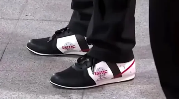 台积电CEO运动鞋意外走红：印官方logo 风头盖过黄仁勋