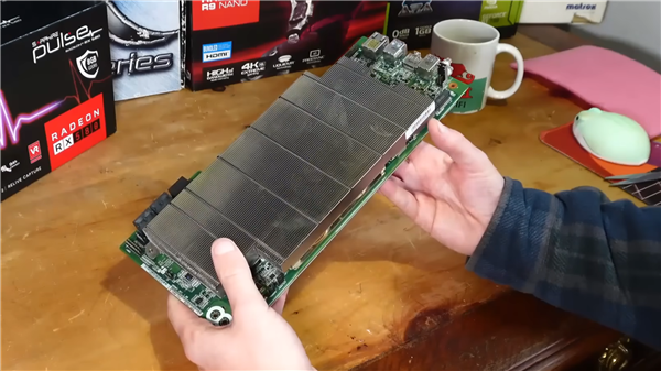 挖矿主板居然用上PS5 AMD APU！还能跑《赛博朋克2077》