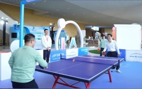 李彦宏秀乒乓球技能 AI 开启职场“彩虹屁”模式：是反手控制型选手